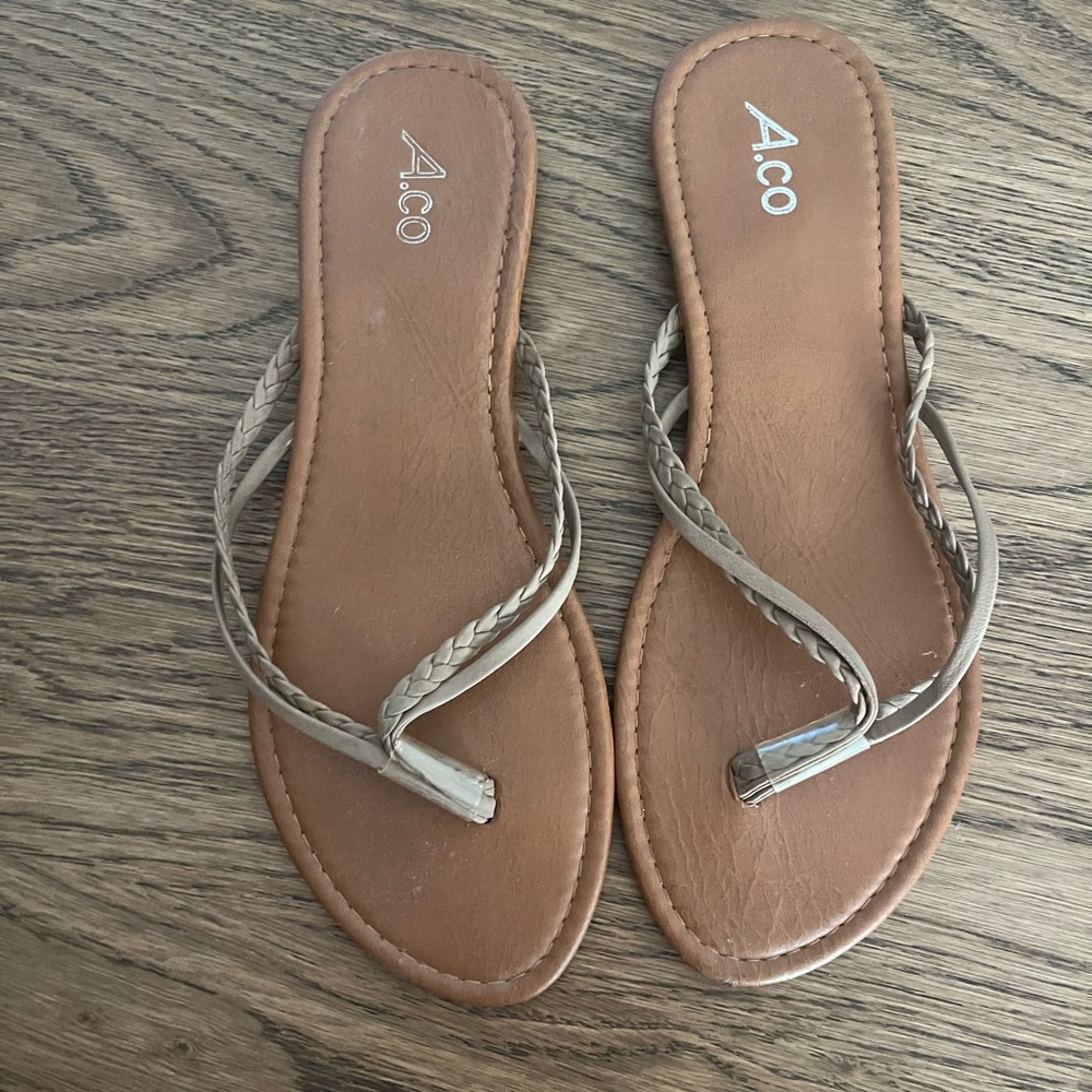 Ardene flip-flop sandals